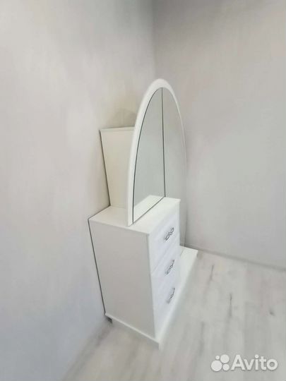 Комод с зеркалом