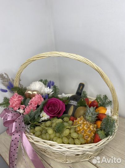 Подарочная корзина со свежими цветами