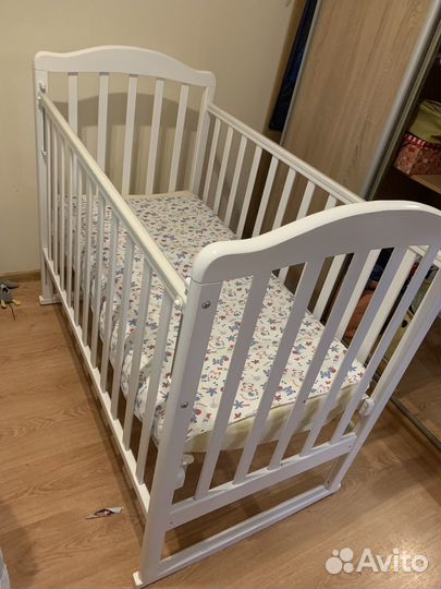 Детская кровать и пеленальный комод