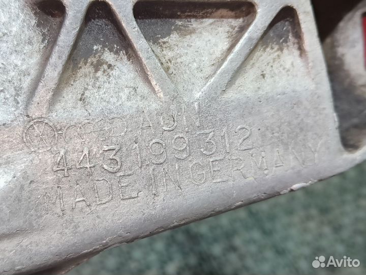 Кронштейн крепления двигателя правый Audi 100 44