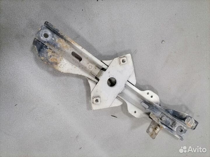 Планка замка капота Nissan Bluebird 1983-1990