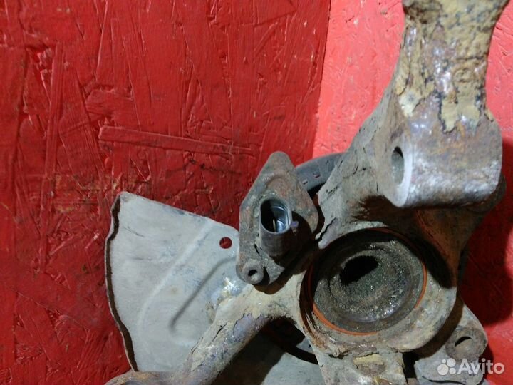 Кулак передний правый Фольксваген Пассат Б4