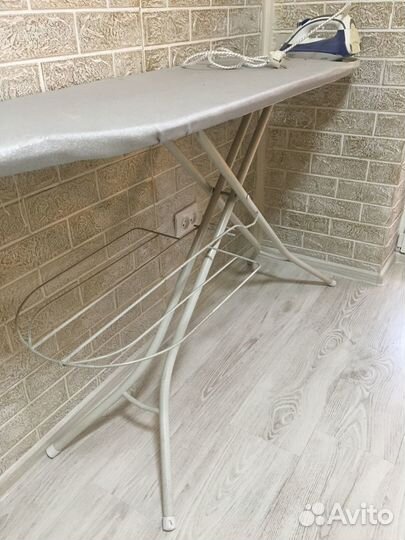 Гладильная доска с утюгом