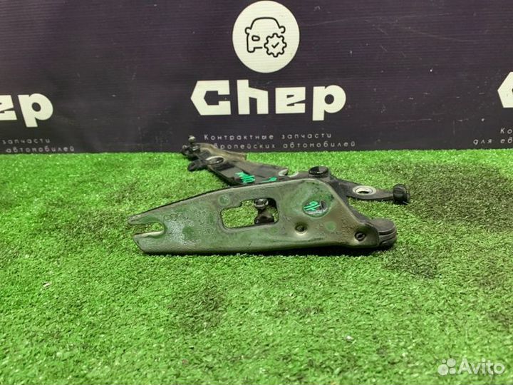 Петля крышки багажника правая Audi A6 C6 3.2 FSI