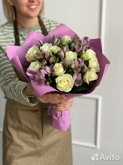 Букет сиреневый. Белые розы и альстромерия