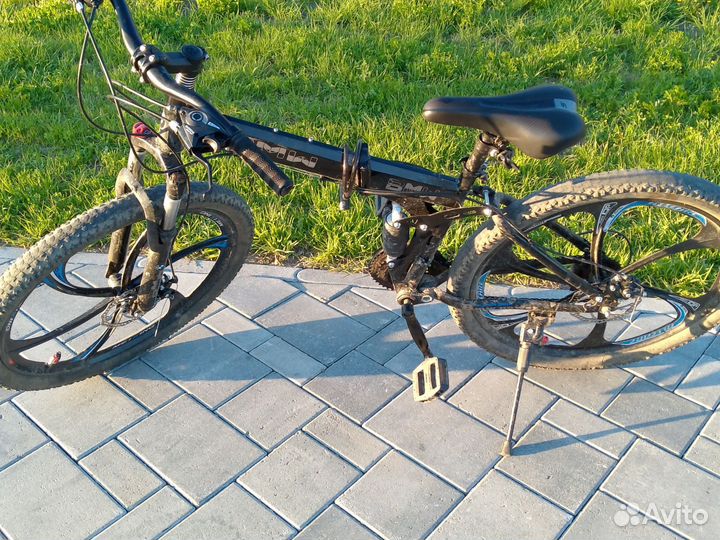 Велосипед BMW в не очень хорошем состоянии