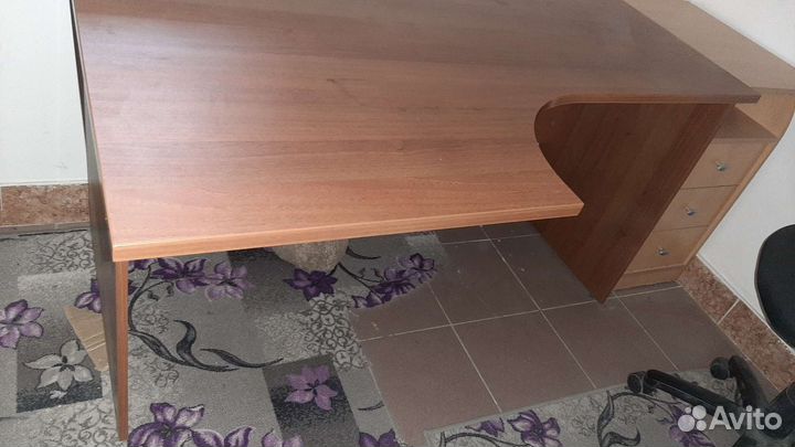 Компьютерный письменный угловой стол