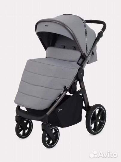 Коляска прогулочная с накидкой на ножки