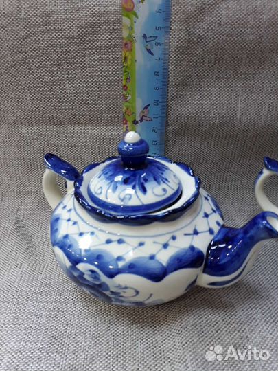 Чайник и сахарница