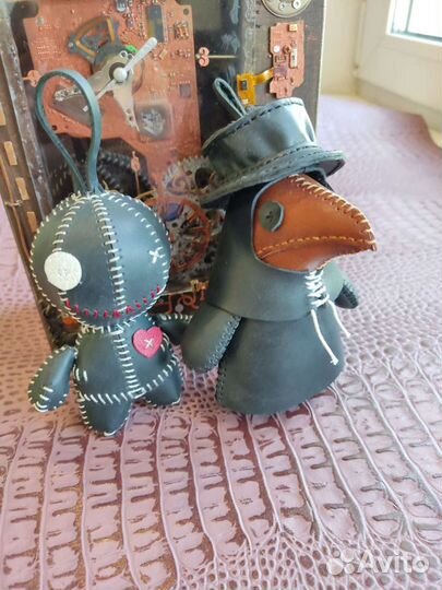 Брелок на сумку из кожи кукла 
