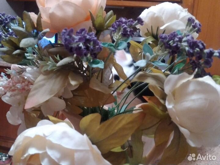 Глиняный кувшин с искус цветами