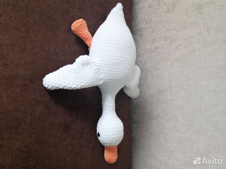 Гусь обнимусь 40 см, вязанный