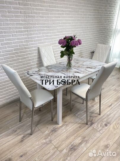 Стеклянный стол и стулья