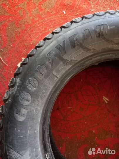 Goodyear UltraGrip 215/65 R16