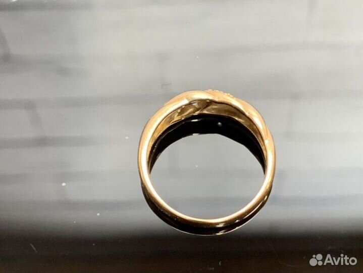 Золотое кольцо 585 пробы массой 3.2 грамма (Р 18)