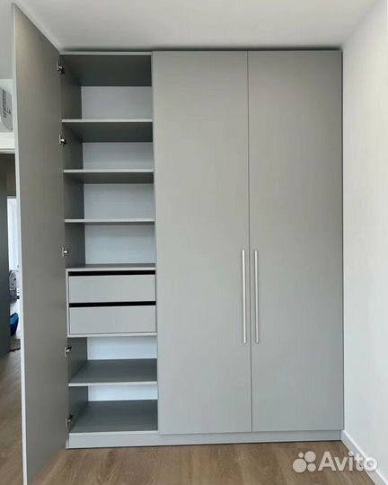 Шкаф распашной с полками