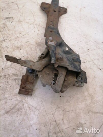 Замок капота с кронштейном Kia Sportage 1 FE-dohc