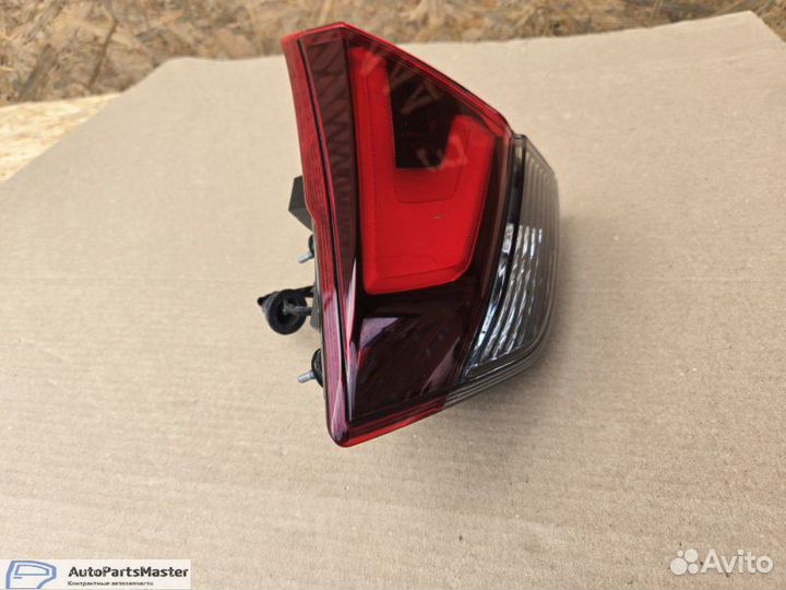 Фонарь в крышку багажника Nissan Xtrail 32