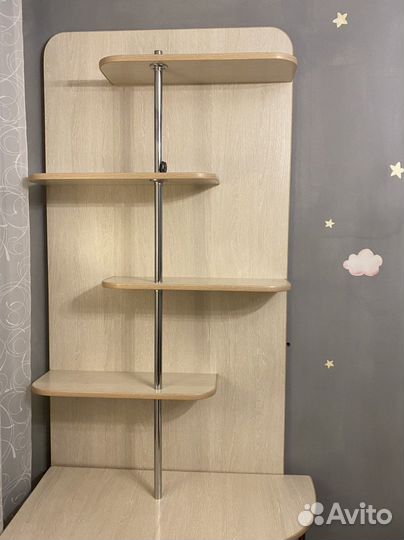 Угловой письменный стол с полками