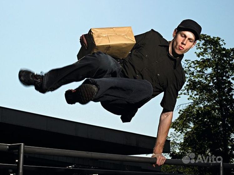 Прикольный доставщик. Курьер бежит. Веселый курьер. Курьер супермен. Курьер мультяшный.