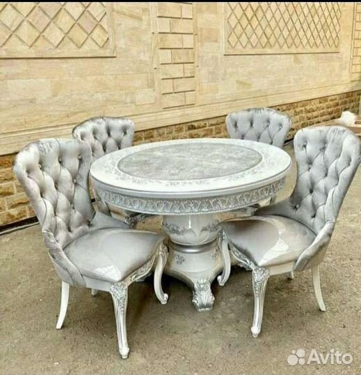 Стол и стулья