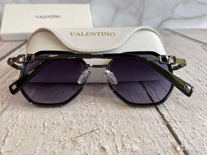 Солнцезащитные очки женские valentino