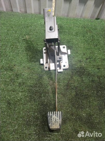 Педаль сцепления Chevrolet Aveo B12D1 2011