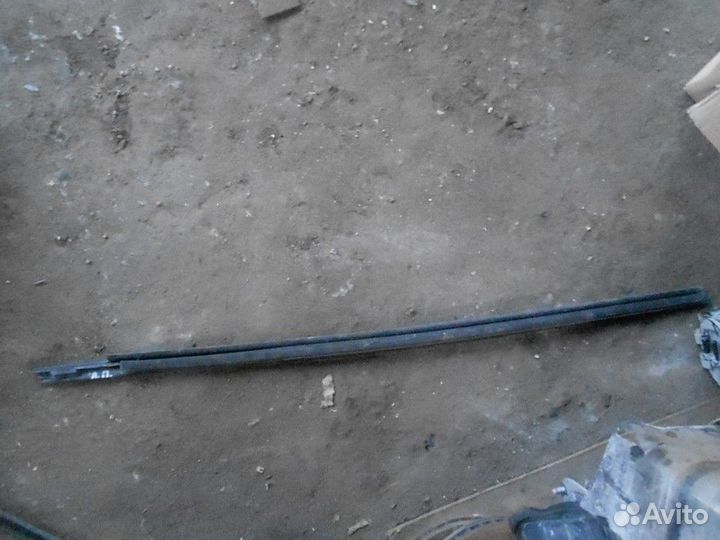 Уплотнитель стекла переднего левого (внешний) Chev