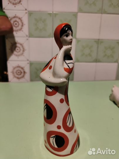 Фарфоровая статуэтка Девушка в красном Гжель