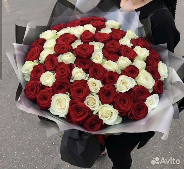 Букет роз микс 101 красные белые розы