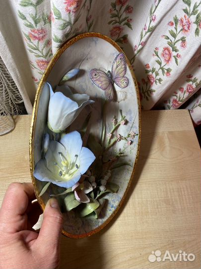 Фарфоровое панно. Блюдо с фарфоровыми цветами