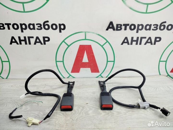 Замок ремня безопасности передний Toyota Avensis
