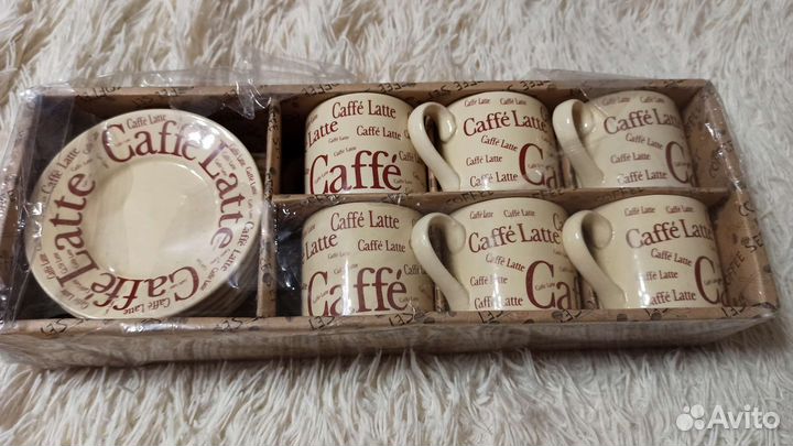 Кофейные чашки с блюдцами