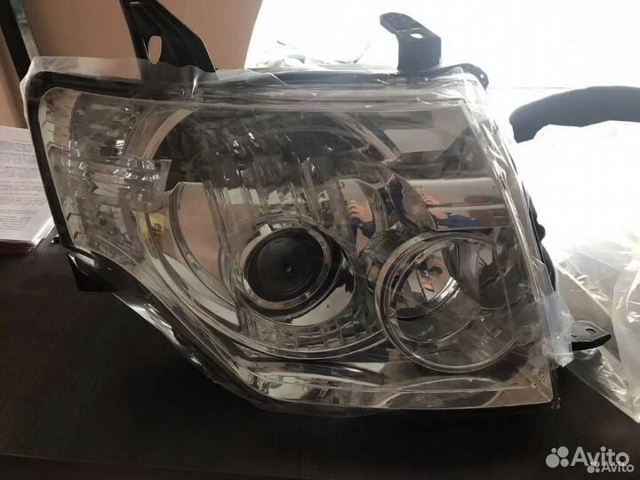 Фара правая левая Mitsubishi Pajero 4