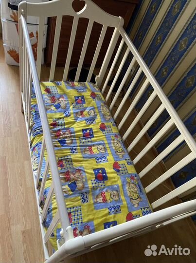 Детская кроватка с универсальным маятником