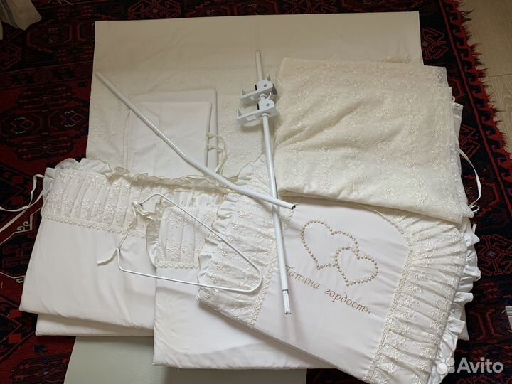 Бортики, балдахин и постельный комплект в кроватку