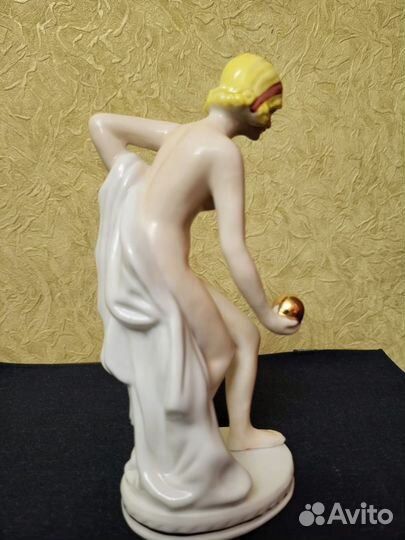 Фигурка купальщицы с мячом (Германия)