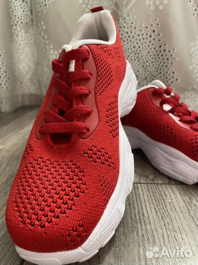 Кроссовки женские 40 размер новые