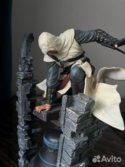 Фигурка Assassins альтаир на колоколе
