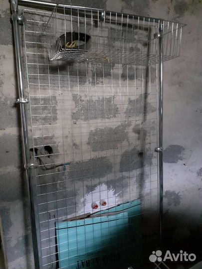 Торговая решетка с навесной корзиной