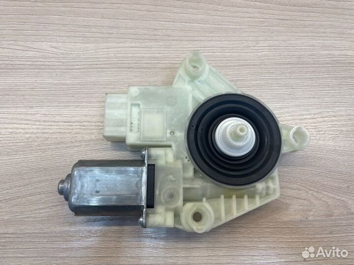 Мотор стеклоподъемника передний правый Skoda Rapid