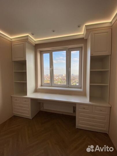 Компьютерный стол со стеллажом