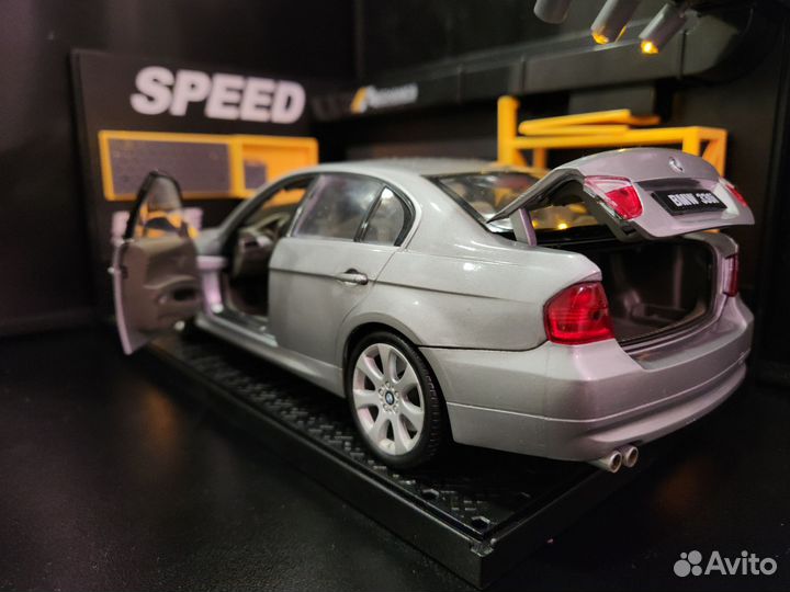 Модель автомобиля BMW 330i 1/18 welly