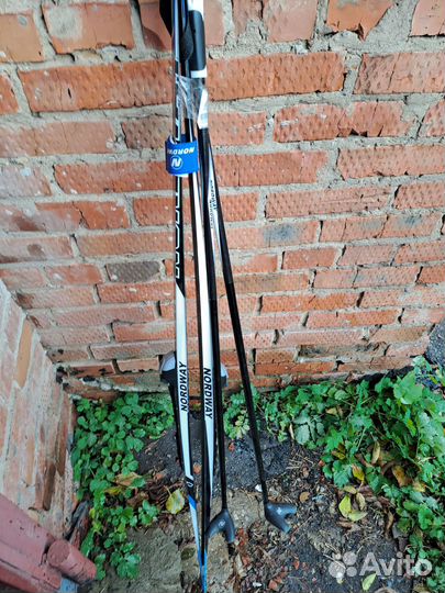 Лыжные ботинки и лыжи