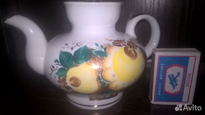 Чайник заварочный и чашка с подстаканником