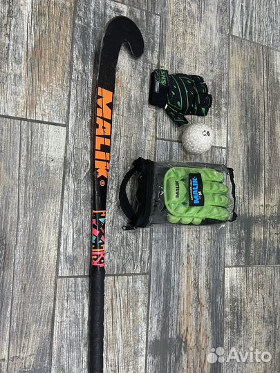 Клюшка, мячик и перчатки