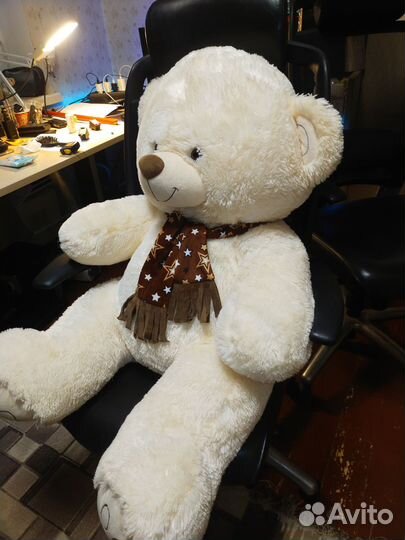Большой плюшевый медведь
