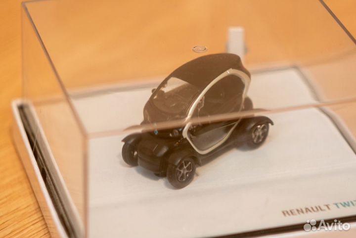 Модель автомобиля Renault Twizy 1:43