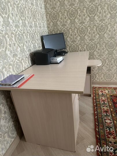 Продается компьютерный стол. Размер 1.60х80