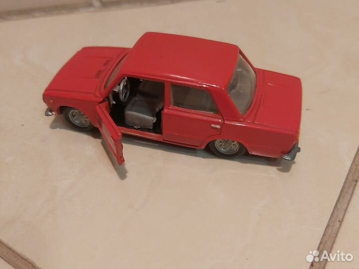 Модель автомобиля Ваз 2101 в масштабе 1 43